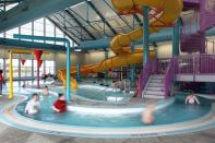 The C.V. Starr facility provides recreational service to the surrounding coastal community as well as vital learn-to-swim programming. Operators collaborate with businesses and other agencies to offer water safety programs and classes. Examples of this collaboration include working with

the local dive center to teach kayak and scuba skills and collaborating with school districts to offer swim lessons to students. The center also hosts many events throughout the year,encouraging widespread community involvement. The flexibility of the pool design has allowed incorporation of suggestions from the

patrons and community, resulting in the addition of programs such as an arthritis water exercise class and a class for expectant mothers.