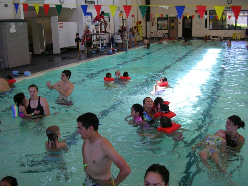 SAFETY FIRST In an effort to make pools safer for young children, many 
North American aquatics facilities have implemented policies that assign
 color-coded wristbands, or neck bands, to indicate visitors’ swimming 
ability.&nbsp;
